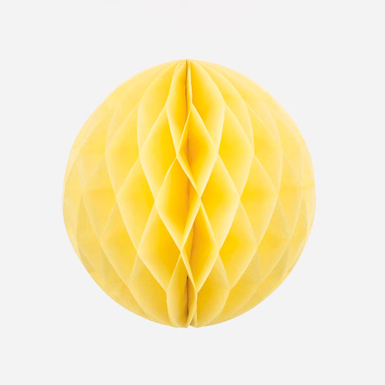 Une boule alvéolée jaune pour décoration de baby shower ou anniversaireUne boule alvéolée jaune pour décoration de baby shower ou anniversaire
