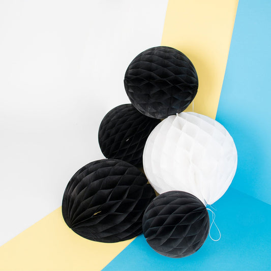 Ispirazione per decorazioni per feste My Little Day con palla a nido d'ape in bianco e nero