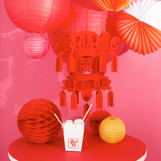 Inspiration déco de fête asiatique par My Little Day avec boule alvéolée rouge