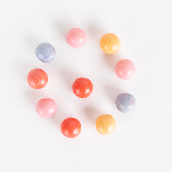 10 boules de chewing-gum à disposer sur un candy bar anniversaire