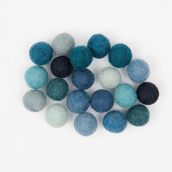 Equipo de hobby creativo: bolas de fieltro de mezcla azul
