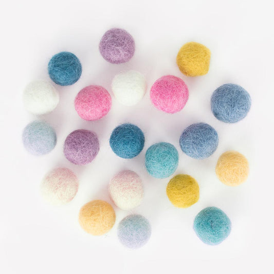 Matériel loisir créatif :  boules en feutre mix pastel