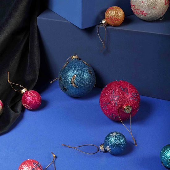 Colección de bolas navideñas espaciales para decoración original de abeto