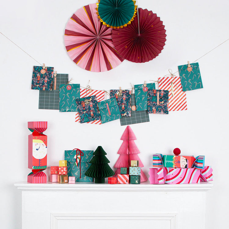 Coccarde in carta da appendere per originali decorazioni natalizie