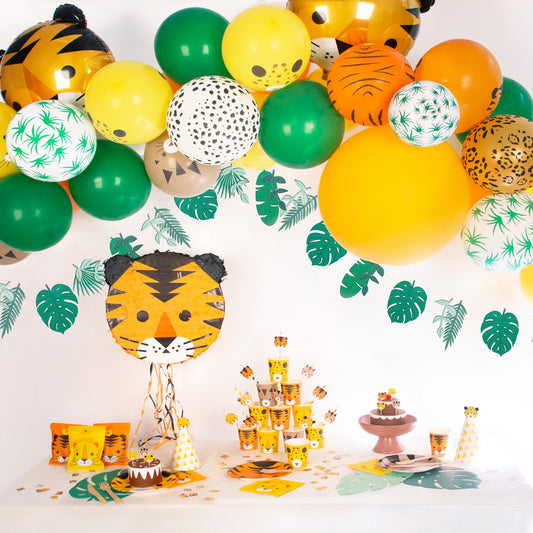 Feline birthday kit with balloon arch and my little day pinata