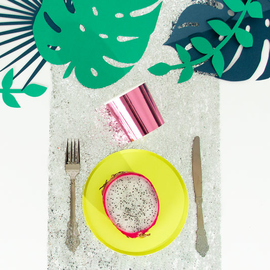 Comment dresser une table ambiance tropicale avec vaisselle jetable ?