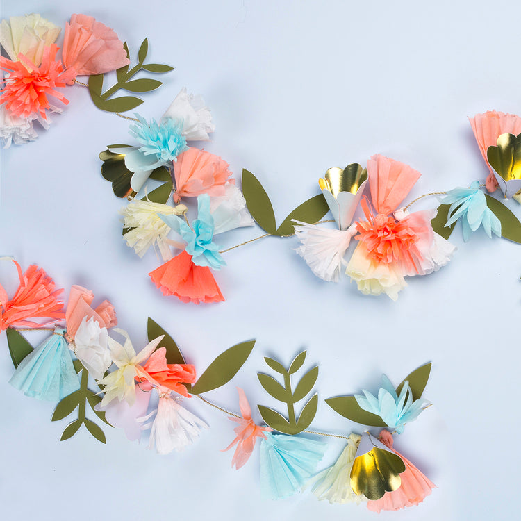 Decoración campestre con guirnalda en flores de papel de Meri Meri