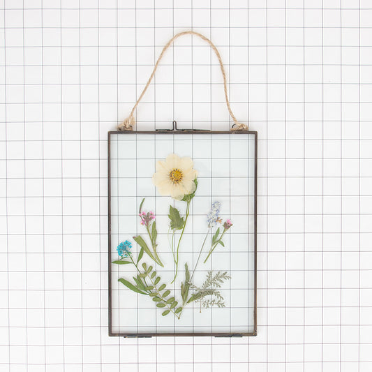 Fai da te: pittura di fiori secchi bianchi in una cornice di vetro