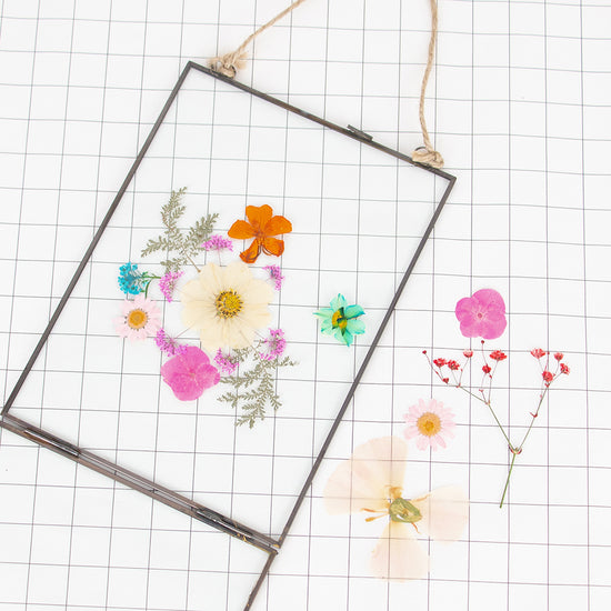 DIY: pintura de flores secas de rosas naranjas en un marco de vidrio