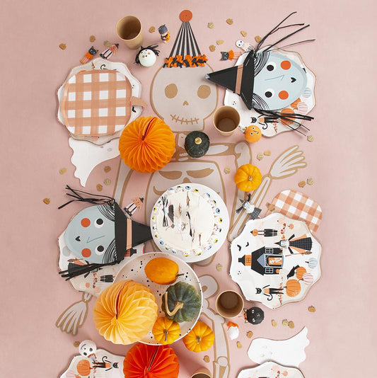 Idee decoration de table anniversaire halloween : assiettes sorcières