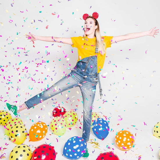 Decoración de fiesta con globos multicolores y confeti rectangular