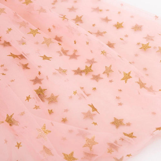 Deguisement anniversaire princesse : cape en tulle rose avec étoiles dorées
