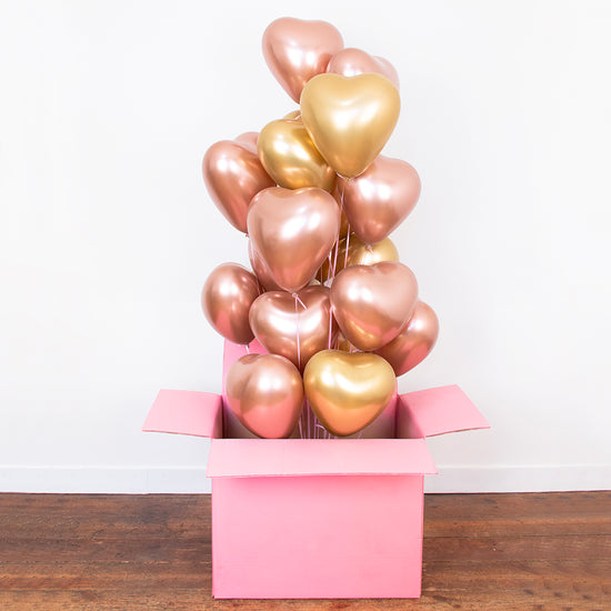 Idée cadeau saint valentin : grappe de ballons coeurs dans carton