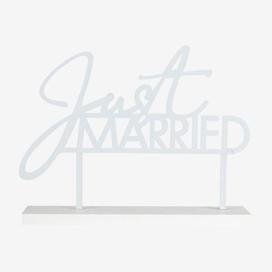 Idea de decoración de mesa de boda: pieza central de recién casados