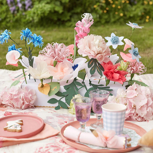 Tavolo per feste di primavera con fiori di carta, festa di Pasqua di meri meri