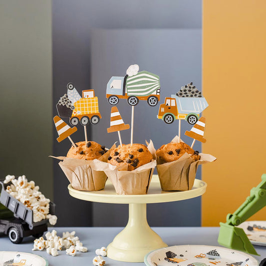Muffins décorés de toppers engins de chantier pour anniversaire