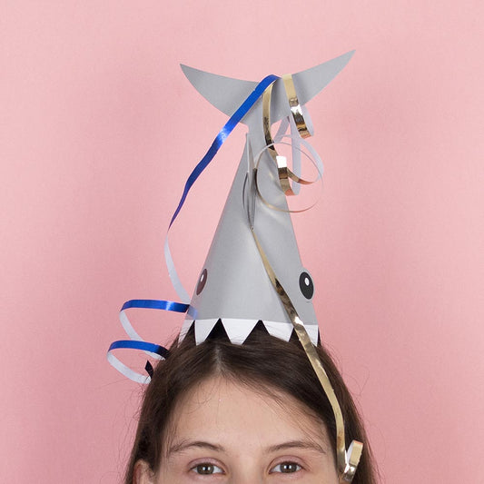 Cumpleaños pirata: sombreros de tiburón puntiagudos