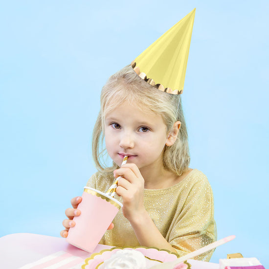 Decoration anniversaire princesse avec chapeaux pointus pastel