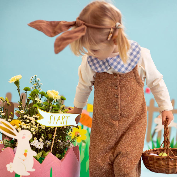 Chasse aux oeufs de paques : parcours fléché et costume lapin