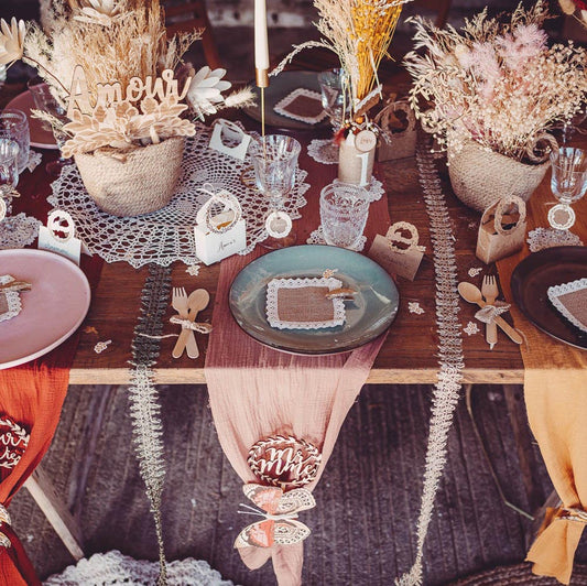 Decoration de table de mariage fleurs séchées et chemin de table gaze de coton