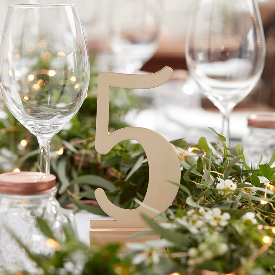 Numéros de table en bois pour une decoration de table de mariage