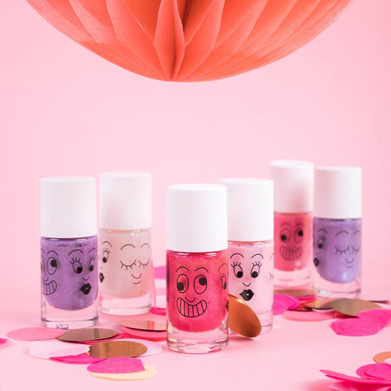 Idée cadeau anniversaire fille : des vernis à ongles roses à l'eau