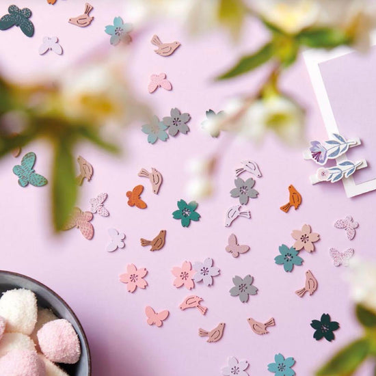 Deco pour anniversaire d'une petite fille : confettis colorés fleurs 