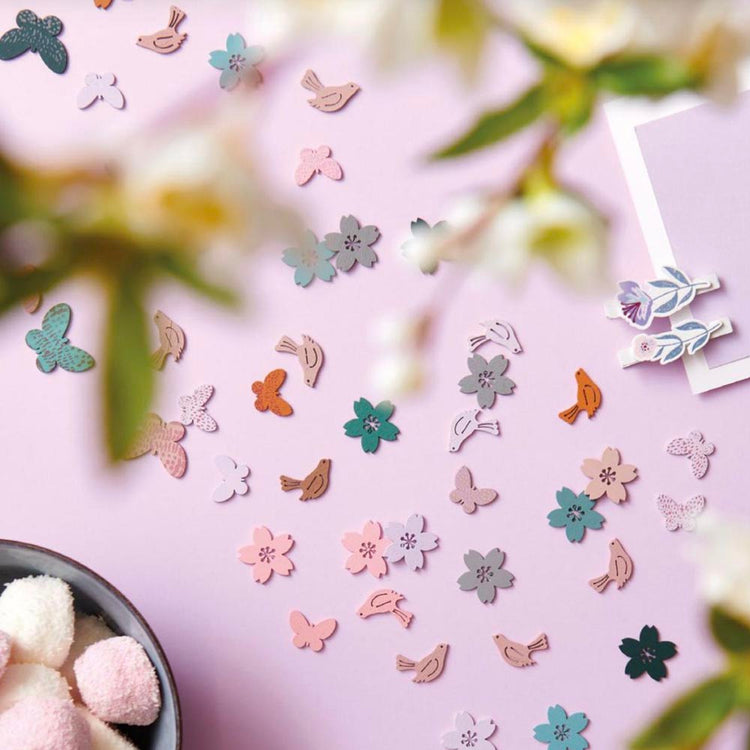 Deco pour anniversaire d'une petite fille : confettis colorés fleurs 