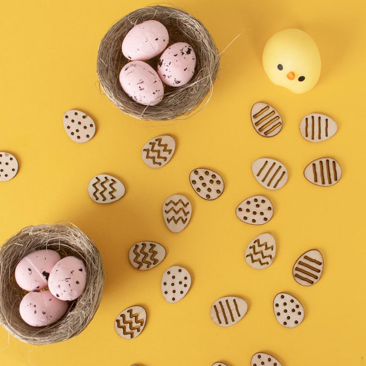 Confeti de huevos de madera y nidos con huevos para decoración de Pascua