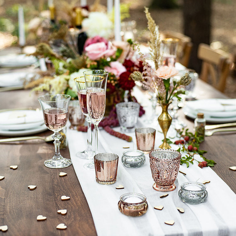 Decoration mariage champêtre vintage avec confettis coeurs et vaisselle vintage