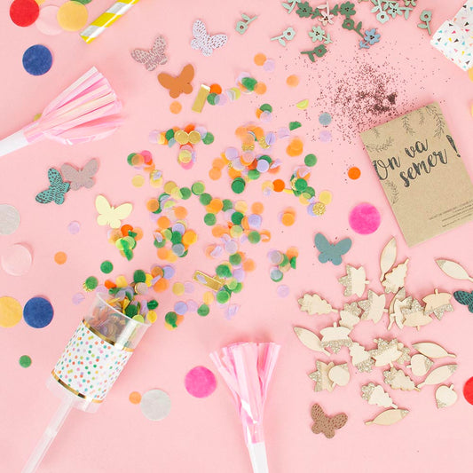 Confeti y cotillón para mesa de cumpleaños infantil y fiesta colorida