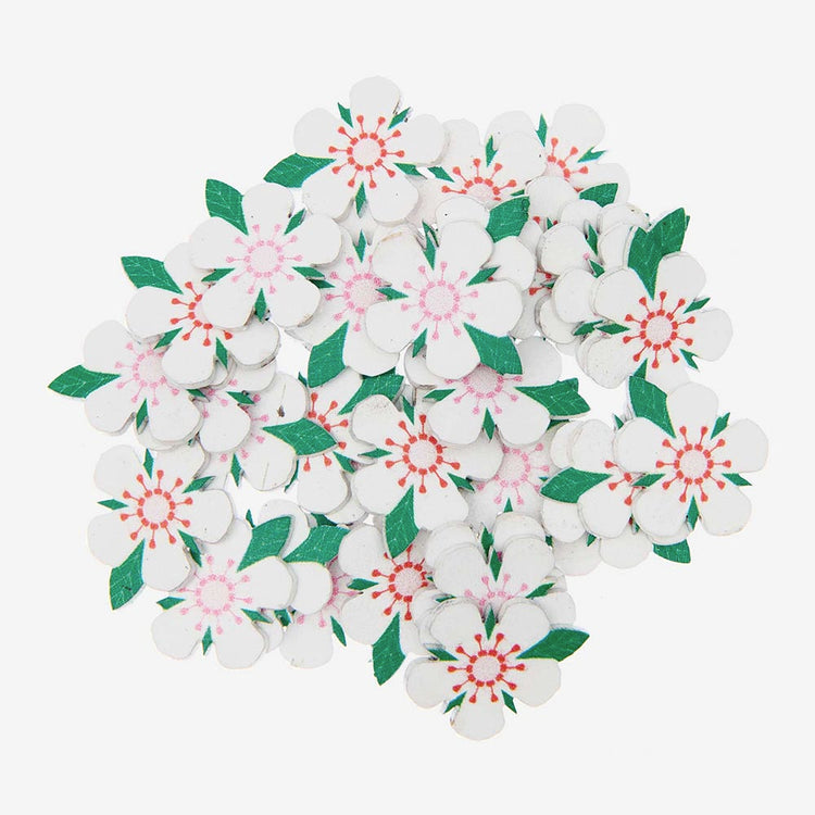 Confettis en bois fleur de fraise : decoration de table fete originale