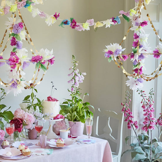 Idée décoration table de fête avec guirlande lustre fleurs par Meri Meri 