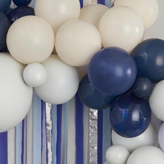 Globos azules y crema para hacer un arco de globos gigante