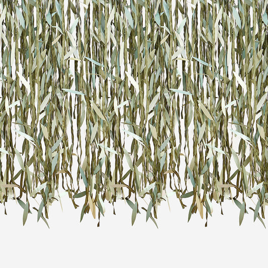 Decoración de pared de boda botánica con cortina de follaje sintético.