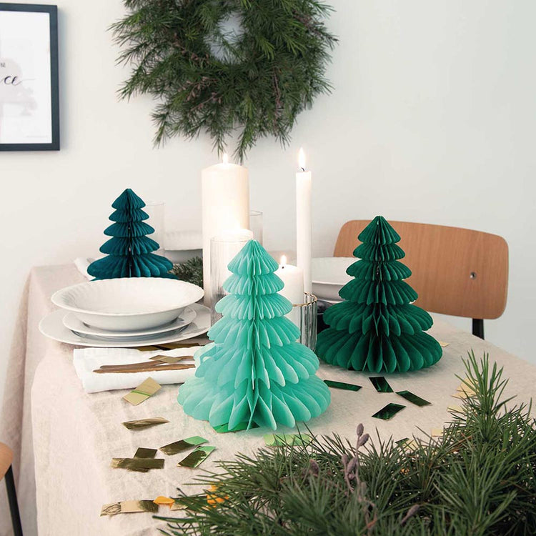 Table de noel avec 3 sapins en papier alvéolé