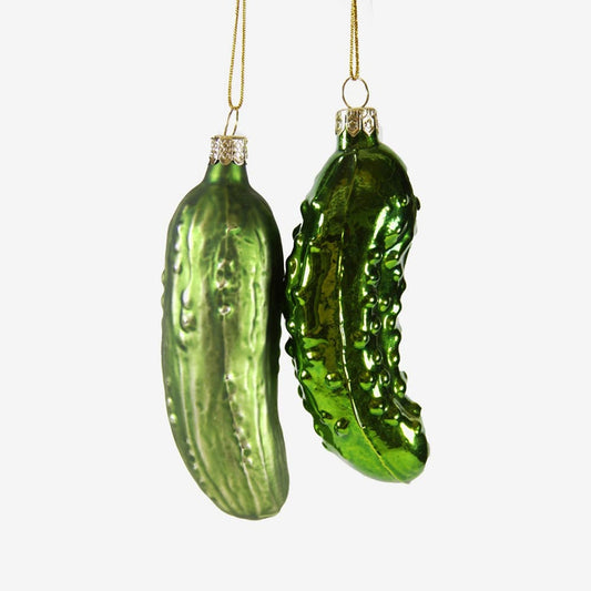 Original Christmas tree decoration idea: hanging pickles