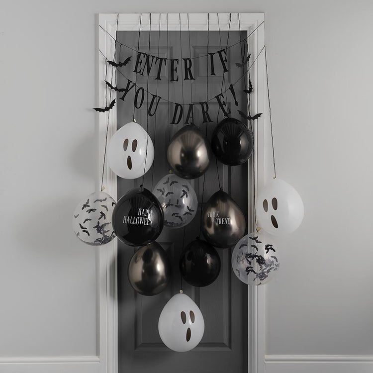 Idea de decoración de paredes exteriores de Halloween: colgar globos para la puerta
