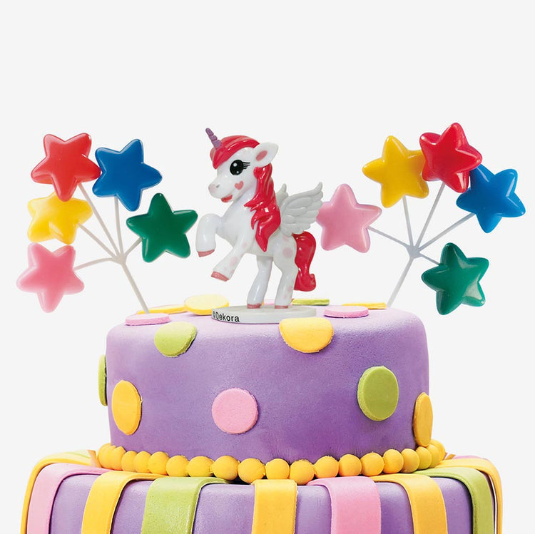 Gâteau licorne rose pastel avec figurine de bébé licorne et arc-en