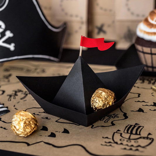 Cumpleaños tema pirata: decoración de mesa con 6 barquitos de papel negro