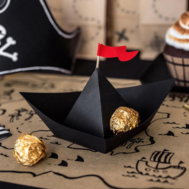 Cumpleaños tema pirata: decoración de mesa con 6 barquitos de papel negro