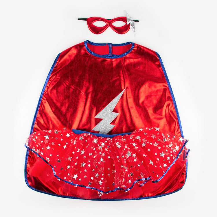 Un kit de disfraz de superhéroe para el cumpleaños temático de superhéroe de una niña.