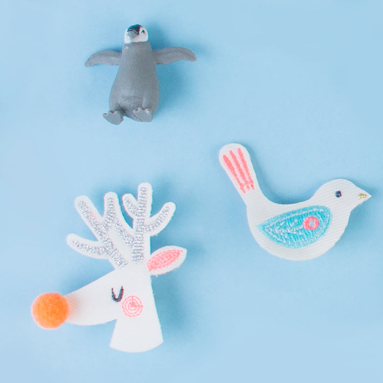 Pequeños regalos para piñata: mini figuritas de animales y broches