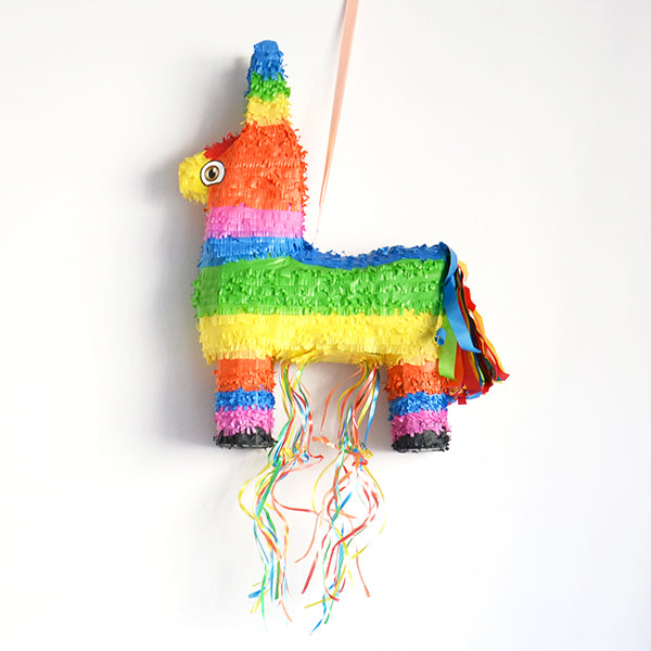 Une pinata traditionnelle en forme d'âne multicolore à remplir de friandises et cadeaux pour un anniversaire endiablé ou pour un goûter de carnaval ! Pour libérer les cadeaux, il faut taper sur l'âne !