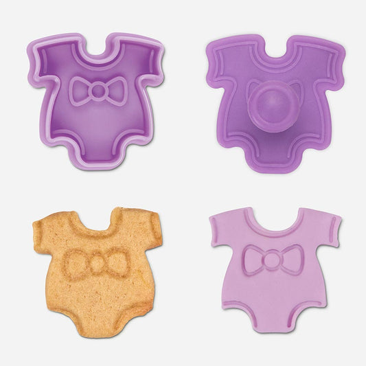 Baby shower: cookie cutter in the shape of a bodysuit for cake