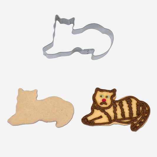 Cookie cutter for birthday cake decoration in the shape of a lying cat