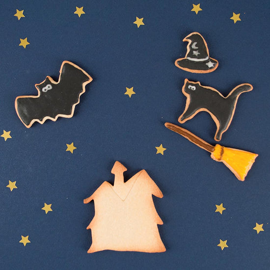 Cookie cutter in the shape of a cat for Halloween party cake decor