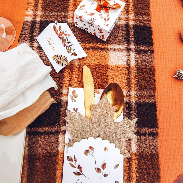 Décoration de table automnale : feuilles érable en tissu naturel