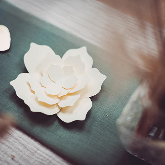 Déco de table mariage bohème : fleurs ivoire en papier à faire soi-même
