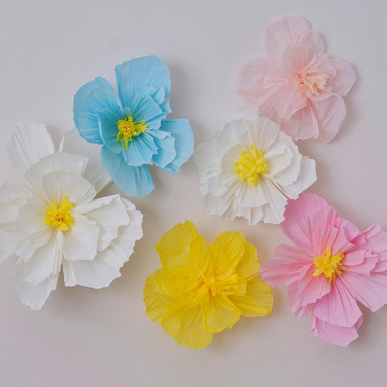 Decoration de table anniversaire vaiana : fleurs en papier de soie